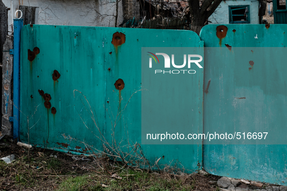 House's gate that remember the war is never far. On April 6 2015, we visit Krasnogorovka. What we saw is the evident beginning of a serious...