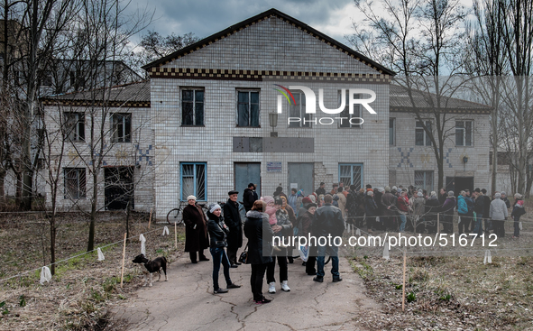 The community center of Krasnogorovka also serve as a shelter. On April 6 2015, we visit Krasnogorovka. What we saw is the evident beginning...