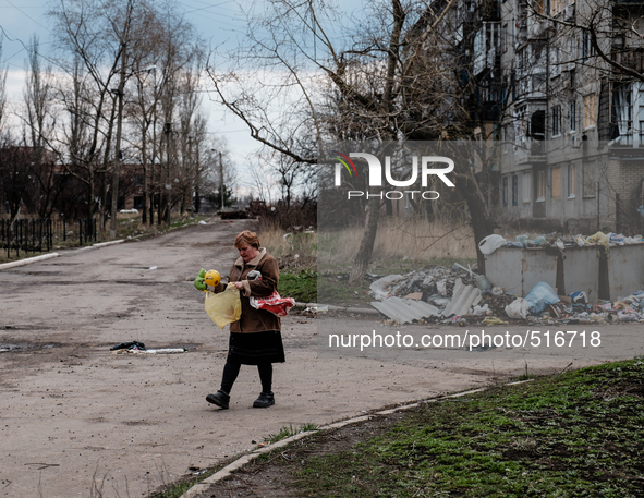 Another consequence of the war. People looking into rubbish for basic needs like toys for kids, lamp, etc.
On April 6 2015, we visit Krasno...