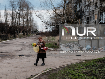 Another consequence of the war. People looking into rubbish for basic needs like toys for kids, lamp, etc.
On April 6 2015, we visit Krasno...