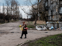 Another consequence of the war. People looking into rubbish for basic needs like toys for kids, lamp, etc.
On April 6 2015, we visit Krasno...