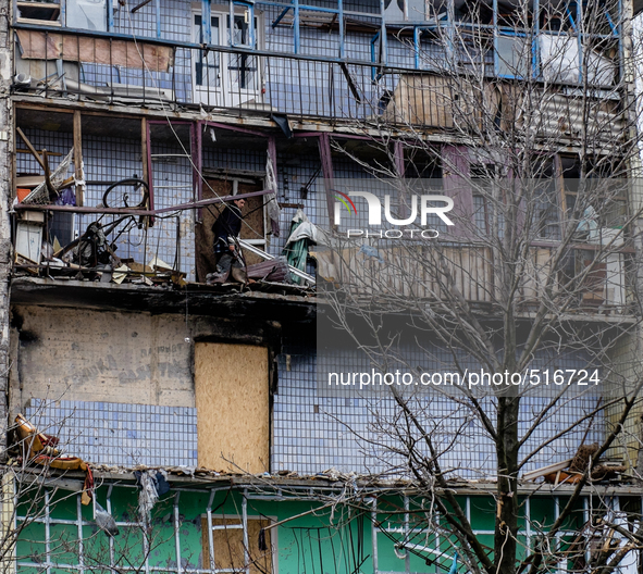 A man still live in his demolish building. On April 6 2015, we visit Krasnogorovka. What we saw is the evident beginning of a serious humani...