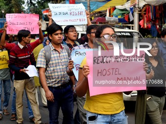 Students, Alumni of  Jawaharlal Nehru University  (JNU) at the part in the a protest rally against Center Modi Goverment apple to the Save P...