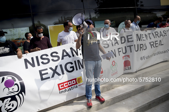 Employees from NISSAN and subcontractors fill a Renault dealership with signs and cut off the access motorway to Barcelona protest in Barcel...