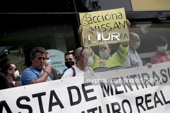 Employees from NISSAN and subcontractors fill a Renault dealership with signs and cut off the access motorway to Barcelona protest in Barcel...