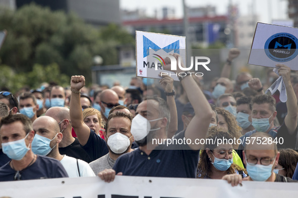 Employees from NISSAN and subcontractors fill a Renault dealership with signs and cut off the access motorway to Barcelona protest in Barcel...