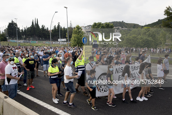 Employees from NISSAN and subcontractors fill a Renault dealership with signs and cut off the access motorway to Barcelona protest in Barcel...