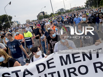 Employees from NISSAN and subcontractors fill a Renault dealership with signs and cut off the access motorway to Barcelona protest in Barcel...