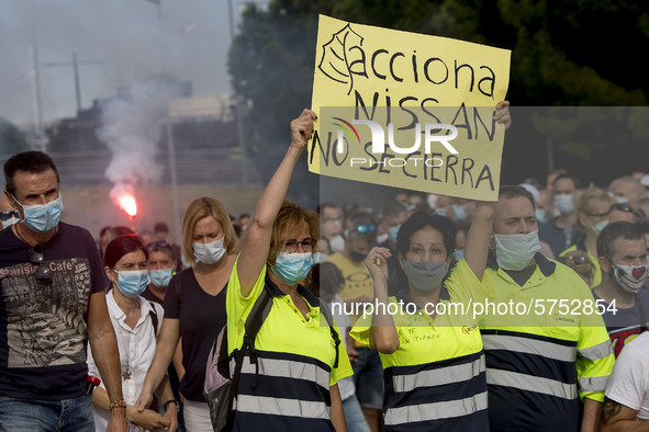 Employees from NISSAN and subcontractors fill a Renault dealership with signs and cut off the access motorway to Barcelona protest in Barcel...