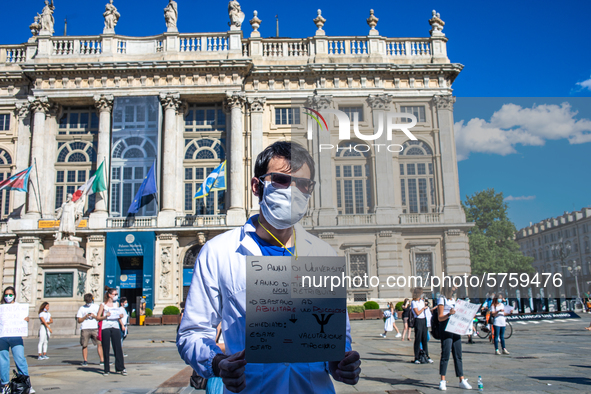 
Trainees in psychology protest in the city center to obtain recognition of the work done in hospitals during the COVID emergency and to gai...