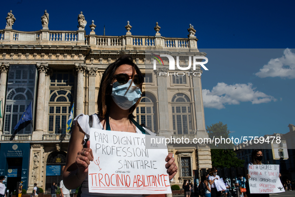 
Trainees in psychology protest in the city center to obtain recognition of the work done in hospitals during the COVID emergency and to gai...