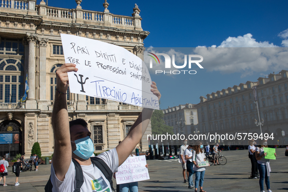 
Trainees in psychology protest in the city center to obtain recognition of the work done in hospitals during the COVID emergency and to gai...