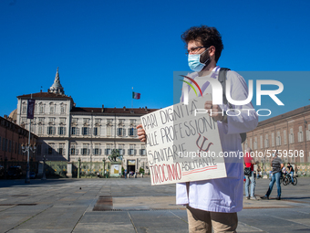 
Trainees in psychology protest in the city center to obtain recognition of the work done in hospitals during the COVID emergency and to gai...