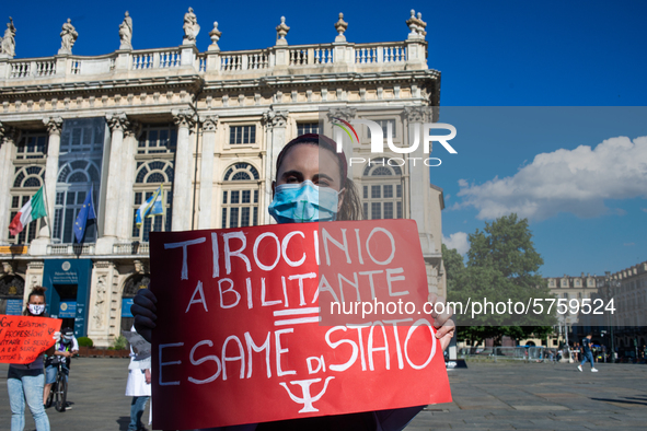 
Trainees in psychology protest in the city center to obtain recognition of the work done in hospitals during the COVID emergency and to gai...