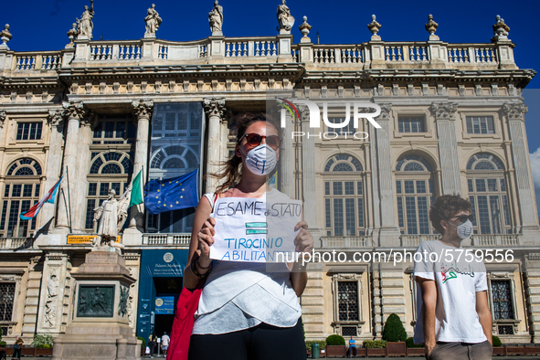 
Trainees in psychology protest in the city center to obtain recognition of the work done in hospitals during the COVID emergency and to gai...