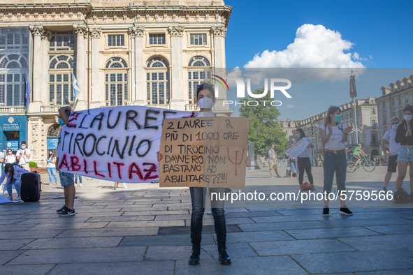 
Trainees in psychology protest in the city center to obtain recognition of the work done in hospitals during the COVID emergency and to gai...