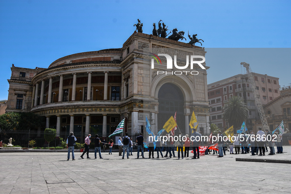 Members of the CGIL, CISL, UIL and GILDA unions, from the school sector, protested against the government of Giuseppe Conte in front of the...