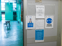 The procedures to be respected during the exam to decrease possible contagions are hung on the wall in the area where students await their t...