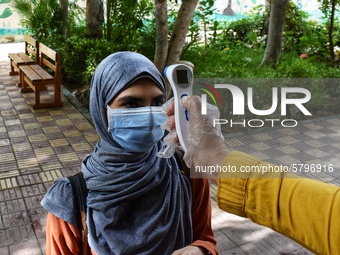 The start of the high school and Al-Azhar high school final exams, amid severe precautionary measures, sterilization, and temperature measur...