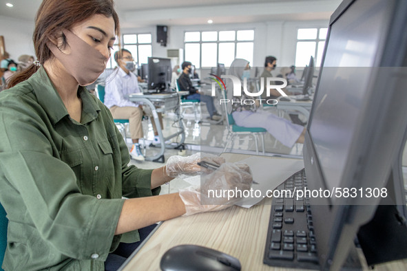 A woman participant waiting for the begin of the National Indonesia State Universtiy selection test at Universitas Pembangunan Nasional in D...