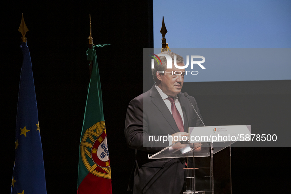 Mayor of Gaia, Eduardo Vitor Rodrigue speaks during a session meeting, at the Autidorio Municipal de Gaia, of agreements to remove asbestos...