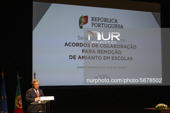 Mayor of Gaia, Eduardo Vitor Rodrigue speaks during a session meeting, at the Autidorio Municipal de Gaia, of agreements to remove asbestos...