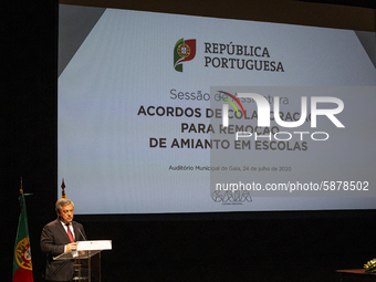 Mayor of Gaia, Eduardo Vitor Rodrigue speaks during a session meeting, at the Autidorio Municipal de Gaia, of agreements to remove asbestos...