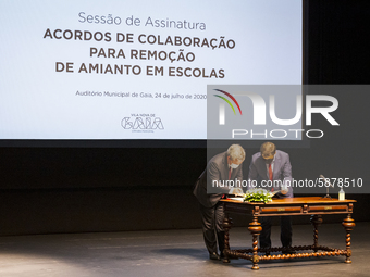 Minister of Education Tiago Brandao Rodrigues (R) and Mayor of Gaia, Eduardo Vitor Rodrigue during a session meeting, at the Autidorio Munic...