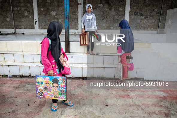 Mosque Al - Ikhlas, Bintaro provided free WiFi Internet Connection to students who want to learn online. Some Students whoe live near by the...