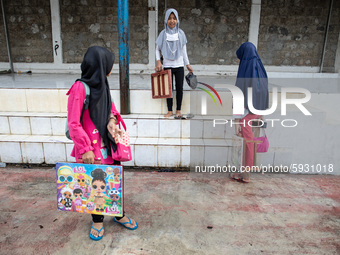 Mosque Al - Ikhlas, Bintaro provided free WiFi Internet Connection to students who want to learn online. Some Students whoe live near by the...