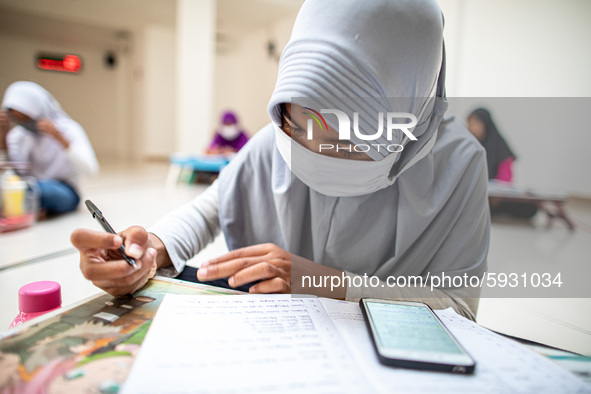 Mosque Al - Ikhlas, Bintaro provided free WiFi Internet Connection to students who want to learn online. Some Students whoe live near by the...