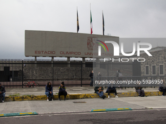 Parents and relatives who accompanied their children to the selection exam, wait outside the stadium. This even when they were asked to send...