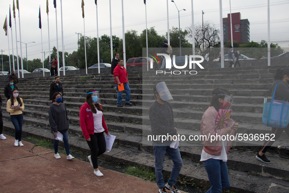 Aspiring graduates from UNAM, they await their entrance to the stadium to take their exam where they were asked to wear a mask, mask and res...