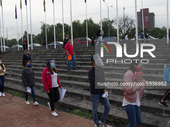 Aspiring graduates from UNAM, they await their entrance to the stadium to take their exam where they were asked to wear a mask, mask and res...