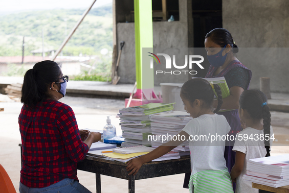 Guidance for the new distance education modality in Ahuelican, Guerrero, Mexico, on  August 24, 2020 The Benito Juarez Bilingual Primary Sch...