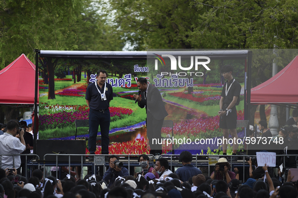 Thai Education Minister Nataphol Teepsuwan (L) speaks to debate with secondary students during an anti-government protest calling for the ed...