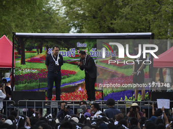 Thai Education Minister Nataphol Teepsuwan (L) speaks to debate with secondary students during an anti-government protest calling for the ed...