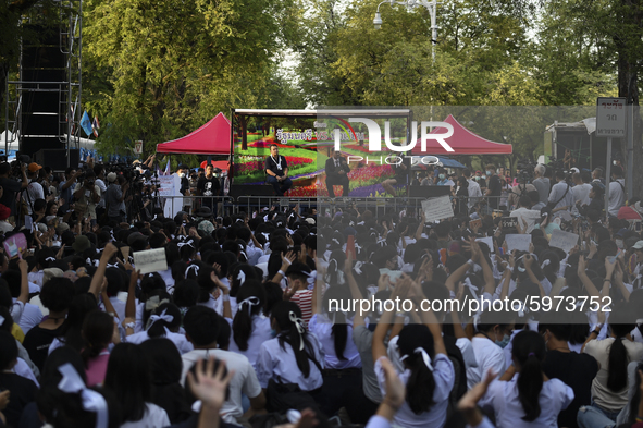 Thai Education Minister Nataphol Teepsuwan (L) speaks to debate with secondary students during an anti-government protest calling for the ed...