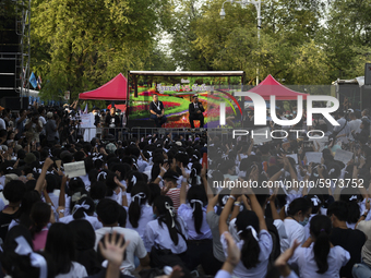 Thai Education Minister Nataphol Teepsuwan (L) speaks to debate with secondary students during an anti-government protest calling for the ed...