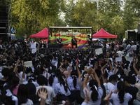 Thai Education Minister Nataphol Teepsuwan (L) speaks to debate with secondary students during an anti-government protest calling for the ed...