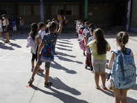 Many children with facemasks wait in some long queues to disinfect their hands during the first day of school on September 10, 2020 in Grana...