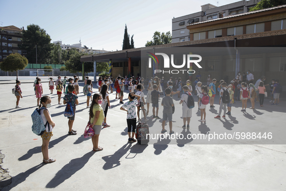 Many children with facemasks wait in some long queues to disinfect their hands during the first day of school on September 10, 2020 in Grana...