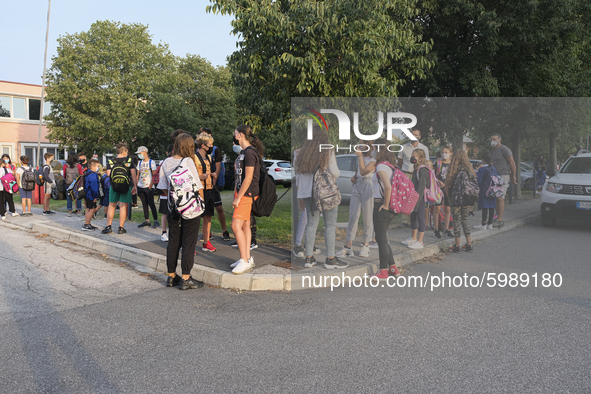 Throughout Italy, the crisis due to Covid 19 has forced schools to delay their opening, until today. This morning the G. Negri Elementary Sc...