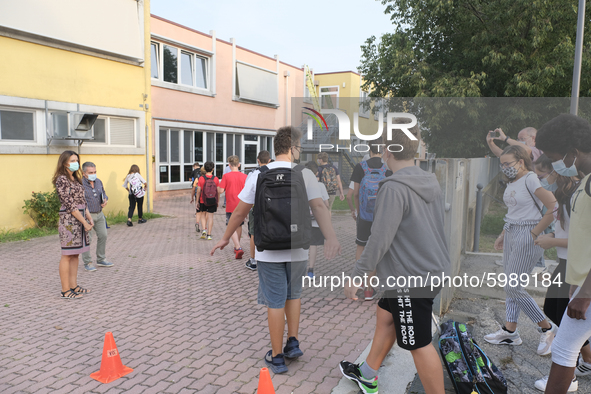 Throughout Italy, the crisis due to Covid 19 has forced schools to delay their opening, until today. This morning the G. Negri Elementary Sc...