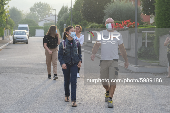 Throughout Italy, the crisis due to Covid 19 has forced schools to delay their opening, until today. This morning the G. Negri Elementary Sc...