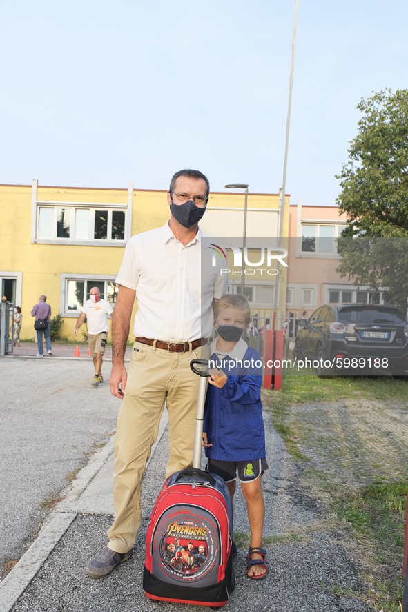 Throughout Italy, the crisis due to Covid 19 has forced schools to delay their opening, until today. This morning the G. Negri Elementary Sc...