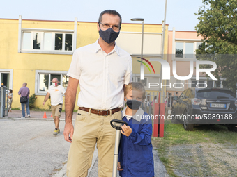 Throughout Italy, the crisis due to Covid 19 has forced schools to delay their opening, until today. This morning the G. Negri Elementary Sc...