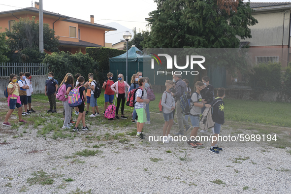 Throughout Italy, the crisis due to Covid 19 has forced schools to delay their opening, until today. This morning the G. Negri Elementary Sc...