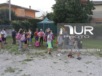 Throughout Italy, the crisis due to Covid 19 has forced schools to delay their opening, until today. This morning the G. Negri Elementary Sc...