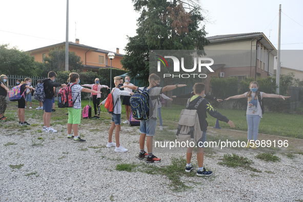 Throughout Italy, the crisis due to Covid 19 has forced schools to delay their opening, until today. This morning the G. Negri Elementary Sc...